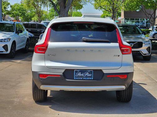 2025 Volvo XC40 B5 Ultra Bright Theme