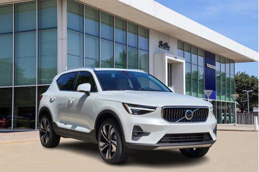 2025 Volvo XC40 B5 Ultra Bright Theme