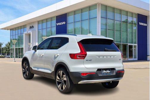 2025 Volvo XC40 B5 Ultra Bright Theme
