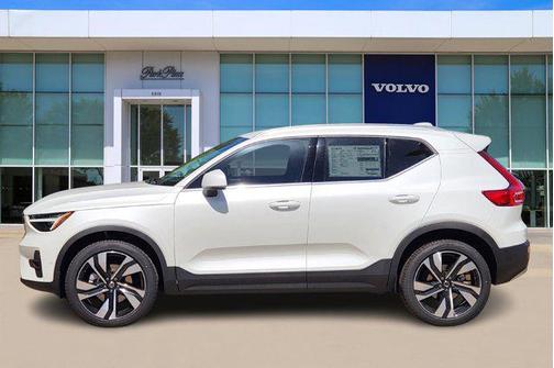 2025 Volvo XC40 B5 Ultra Bright Theme