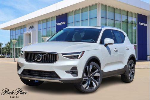 2025 Volvo XC40 B5 Ultra Bright Theme