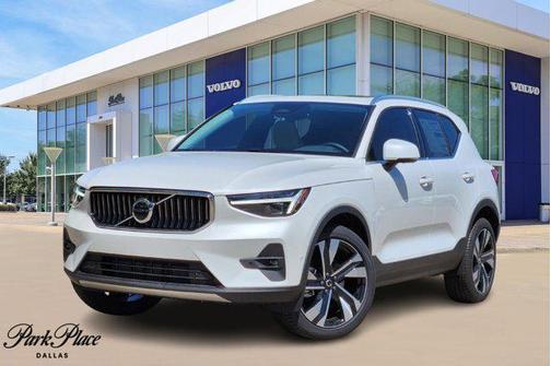 2025 Volvo XC40 B5 Ultra Bright Theme