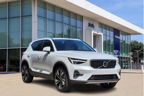 2025 Volvo XC40 B5 Ultra Bright Theme