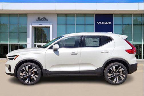 2025 Volvo XC40 B5 Ultra Bright Theme
