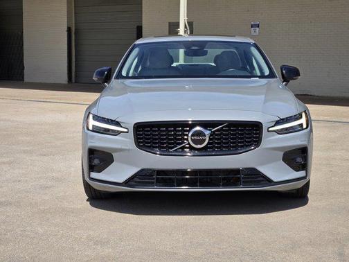 2024 Volvo S60 B5 Core Dark Theme