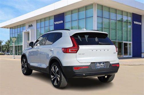 2025 Volvo XC40 B5 Ultra Dark Theme
