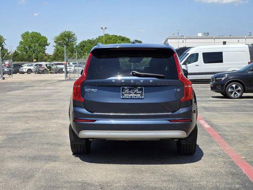 2022 Volvo XC90 T5 Momentum