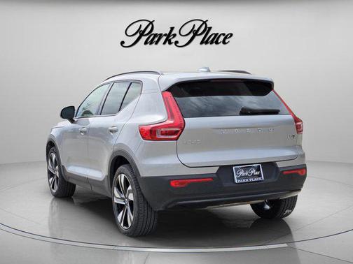 2025 Volvo XC40 B5 Plus Dark Theme