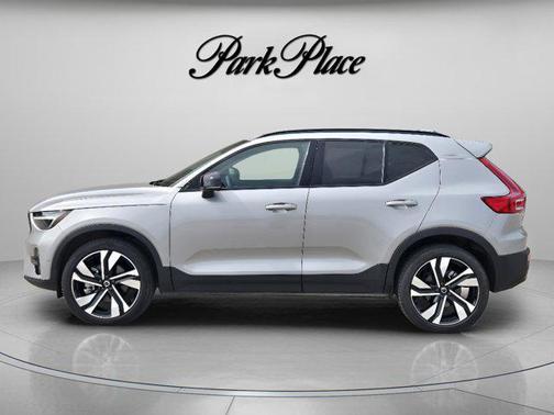 2025 Volvo XC40 B5 Plus Dark Theme