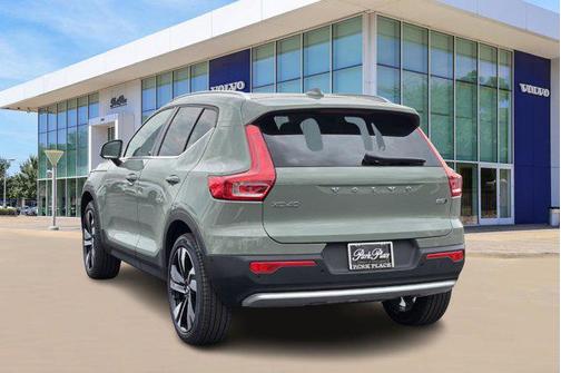 2025 Volvo XC40 B5 Plus Bright Theme