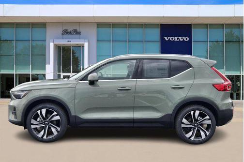 2025 Volvo XC40 B5 Plus Bright Theme