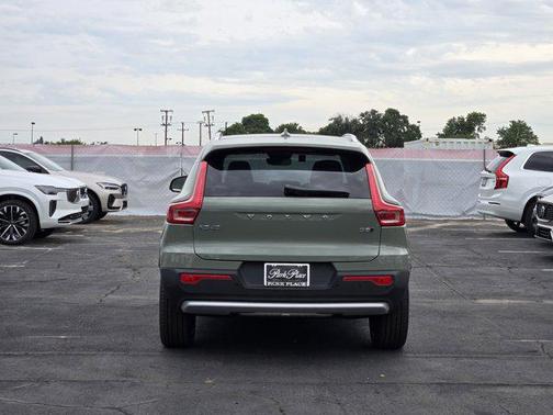 2025 Volvo XC40 B5 Plus Bright Theme