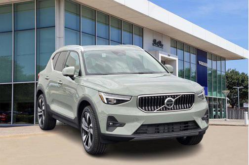 2025 Volvo XC40 B5 Plus Bright Theme