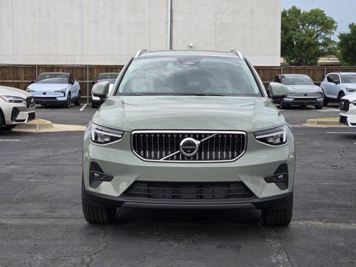 2025 Volvo XC40 B5 Plus Bright Theme