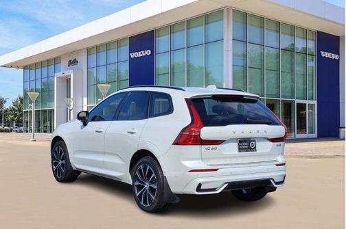 2023 Volvo XC60 B5 Plus Dark Theme