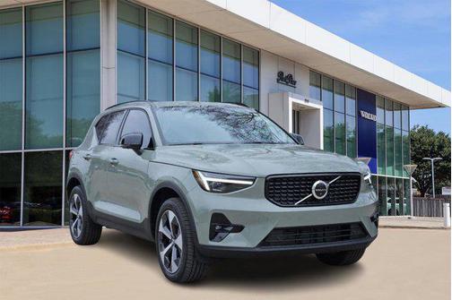2025 Volvo XC40 B5 Plus Dark Theme