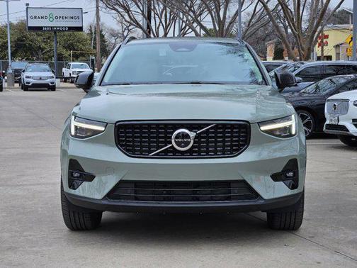 2025 Volvo XC40 B5 Plus Dark Theme