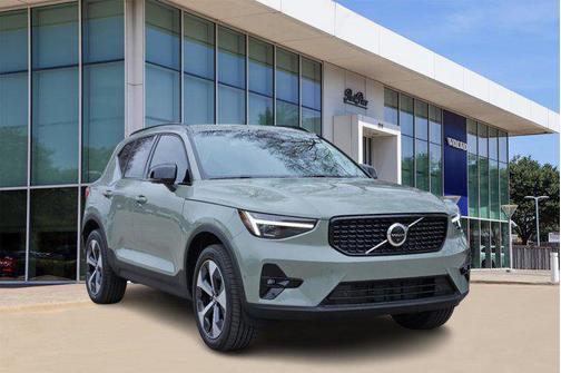 2025 Volvo XC40 B5 Plus Dark Theme