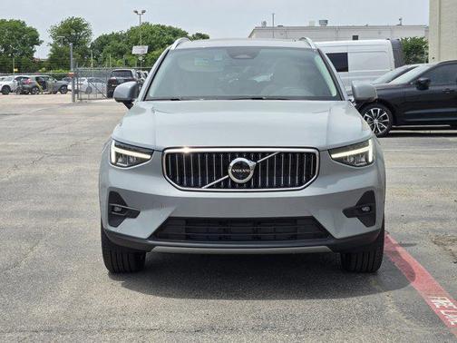 2025 Volvo XC40 B5 Plus Bright Theme