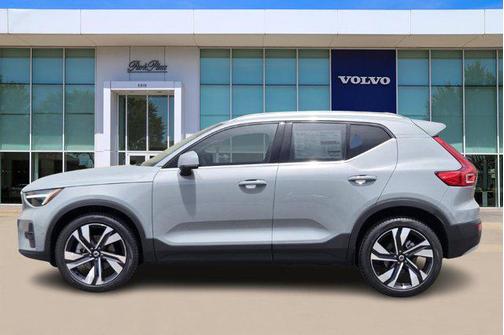 2025 Volvo XC40 B5 Plus Bright Theme