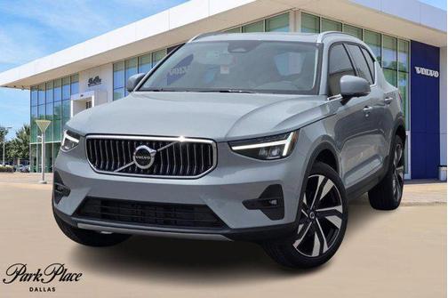 2025 Volvo XC40 B5 Plus Bright Theme