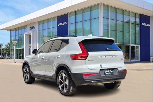 2025 Volvo XC40 B5 Plus Dark Theme