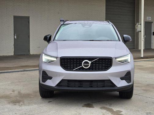 2026 Volvo XC40 Core, B4 FWD Gas (mild hybrid), Dark