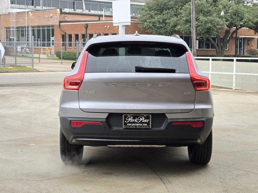 2026 Volvo XC40 Core, B4 FWD Gas (mild hybrid), Dark