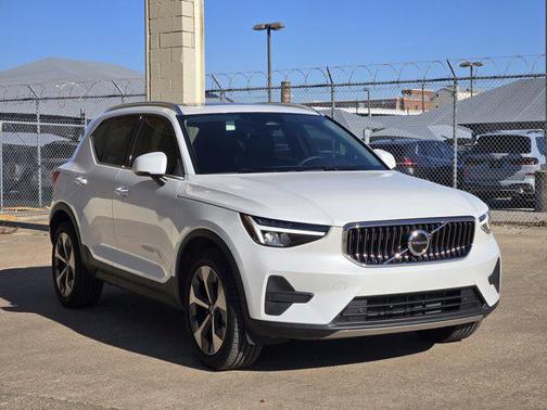 2025 Volvo XC40 B5 Core Bright Theme