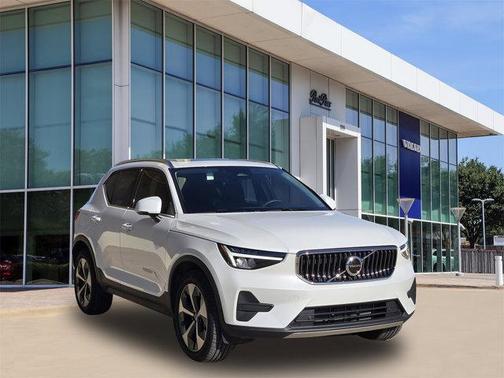 2025 Volvo XC40 B5 Core Bright Theme