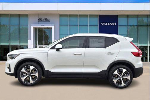 2025 Volvo XC40 B5 Core Bright Theme