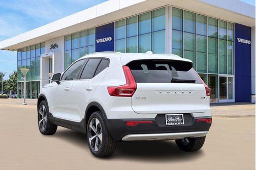 2025 Volvo XC40 B5 Core Bright Theme