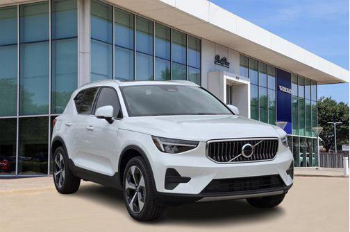2025 Volvo XC40 B5 Core Bright Theme