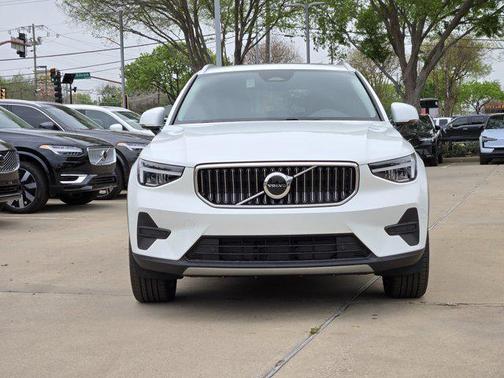 2025 Volvo XC40 B5 Core Bright Theme