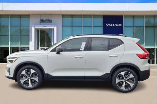2025 Volvo XC40 B5 Plus Dark Theme