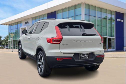 2025 Volvo XC40 B5 Plus Dark Theme
