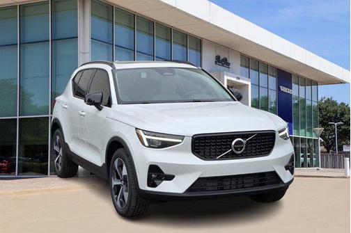 2025 Volvo XC40 B5 Plus Dark Theme