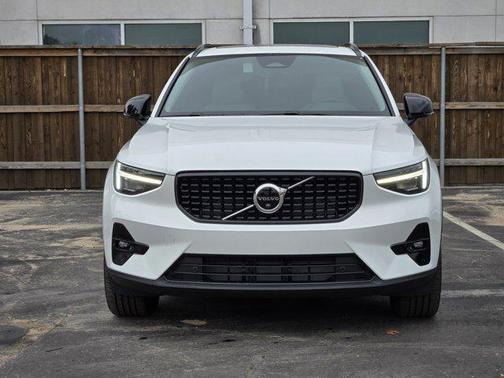 2025 Volvo XC40 B5 Plus Dark Theme