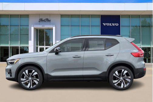 2025 Volvo XC40 B5 Ultra Dark Theme