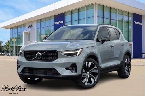 2025 Volvo XC40 B5 Ultra Dark Theme