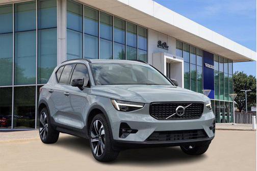 2025 Volvo XC40 B5 Ultra Dark Theme