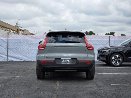 2025 Volvo XC40 B5 Ultra Dark Theme