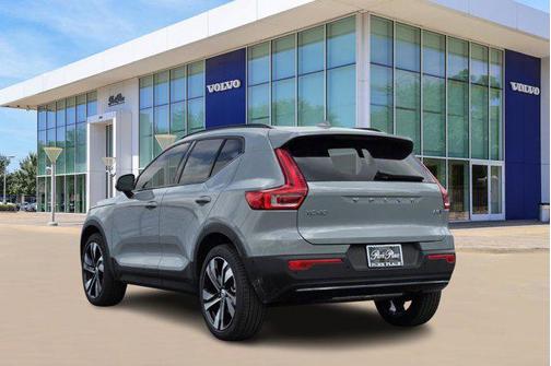 2025 Volvo XC40 B5 Ultra Dark Theme