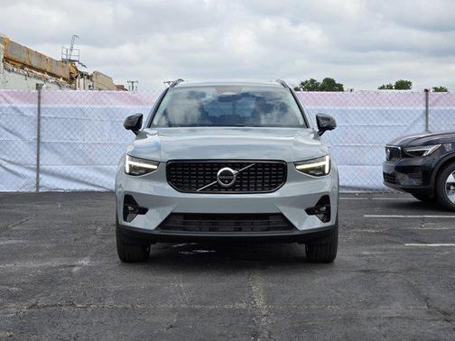 2025 Volvo XC40 B5 Ultra Dark Theme