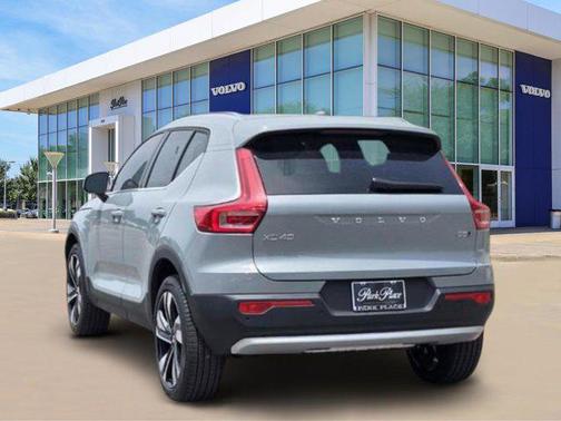 2025 Volvo XC40 B5 Plus Bright Theme