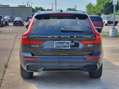 2023 Volvo XC60 B5 Ultimate Dark Theme