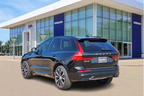 2023 Volvo XC60 B5 Ultimate Dark Theme