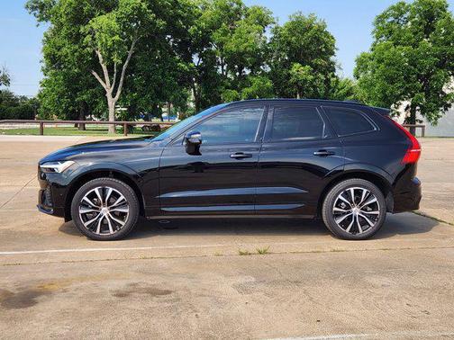 2023 Volvo XC60 B5 Ultimate Dark Theme