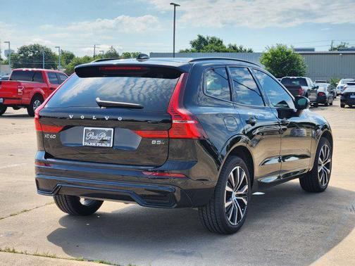 2023 Volvo XC60 B5 Ultimate Dark Theme
