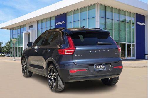 2022 Volvo XC40 T5 R-Design